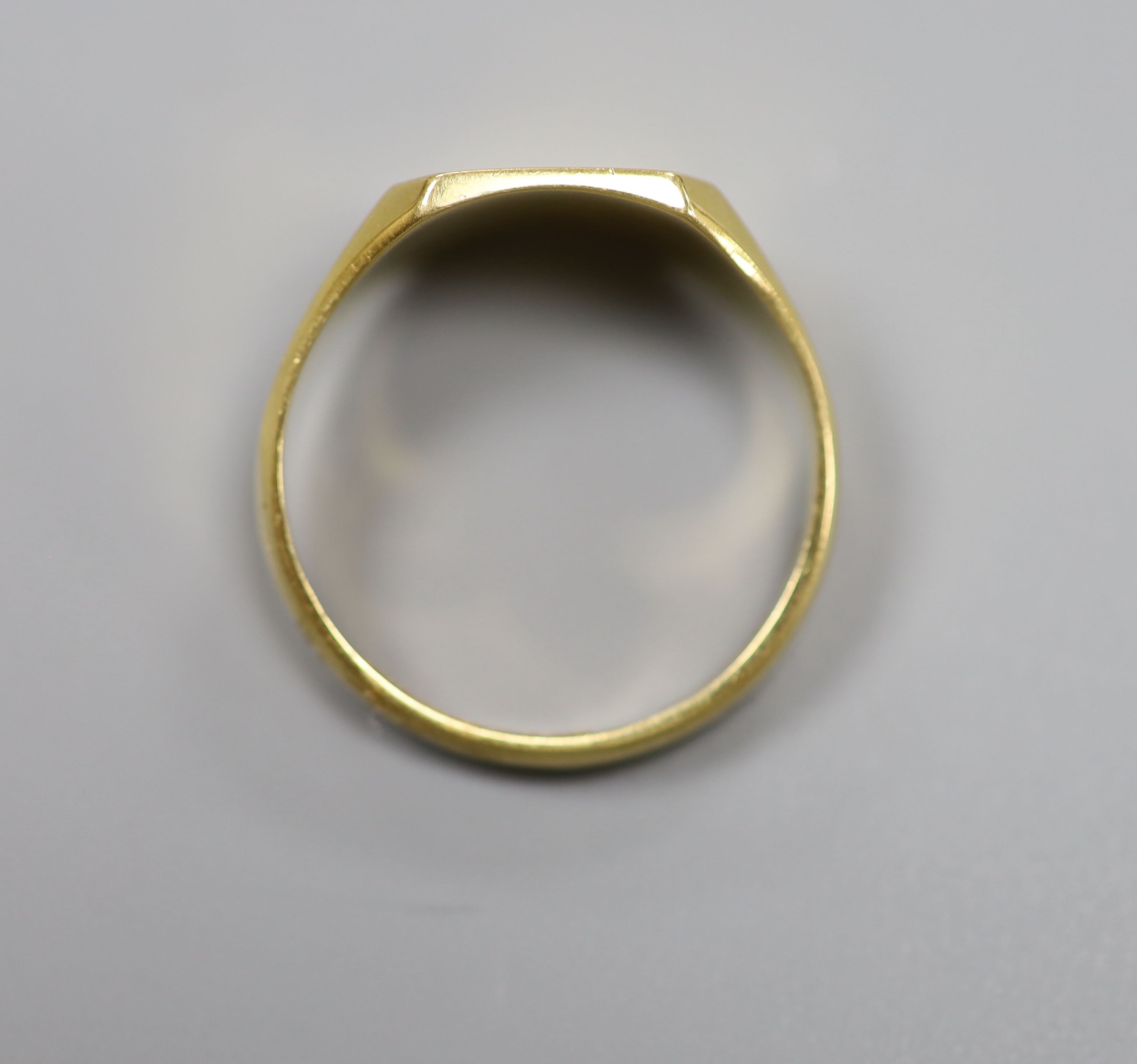 A modern 18ct gold signet ring, size V